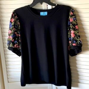 CeCe round neck top, short sleeve are floral. Size L